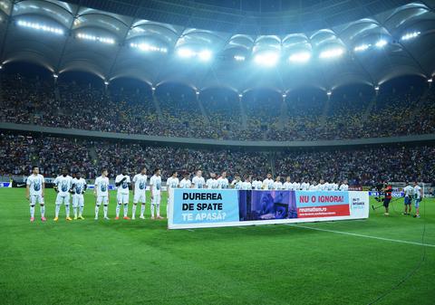 Vezi cum au atras atenția fotbaliștii echipelor Steaua și Dinamo asupra durerilor de spate