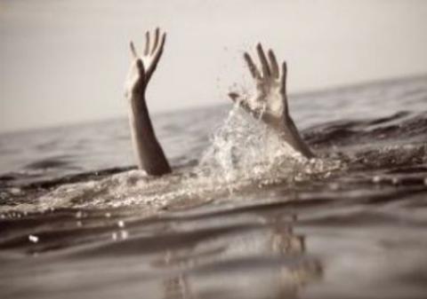 S-a întors din morți! Un bărbat care plutea inconștient pe un lac de acumulare a fost salvat de trei polițiști 