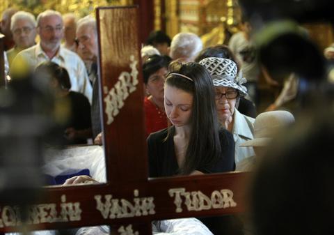 Imagini dureroase! Soţia şi fiicele lui Vadim, în hohote de plâns la căpătâiul Tribunului