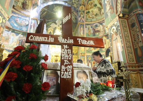 Gestul făcut de prietenii lui Vadim, după ce sicriul a ajuns în biserică. Cu ce au acoperit trupul neînsufleţit