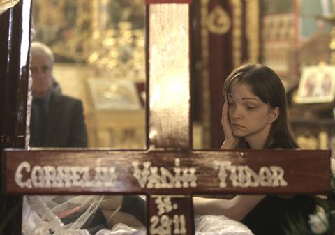 Soția și fiicele lui Corneliu Vadim Tudor, COPLEȘITE DE DURERE! Imagini cutremurătoare din biserică | FOTO