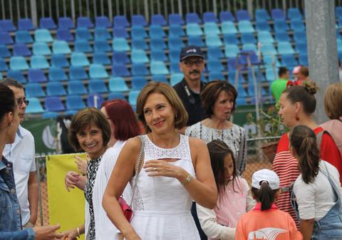 Tot în rochiță și la tenis! Cum a fost îmbrăcată Carmen Iohannis când i-a premiat pe cei mici la Sibiu! | FOTO