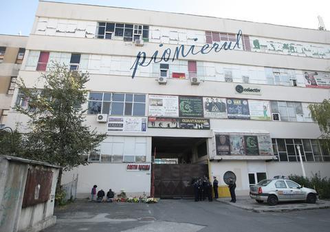 România, zguduită de una dintre cele mai mari tragedii ale ultimelor decenii! Ce se întâmplă la clubul groazei din Capitală la numai o zi de la tragedie | FOTO