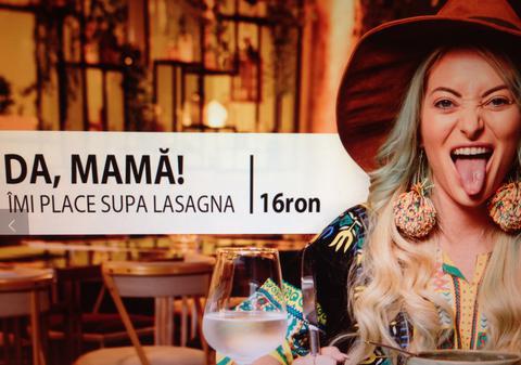 Delia dă lovitura! Face reclamă la castroane cu supă într-un restaurant