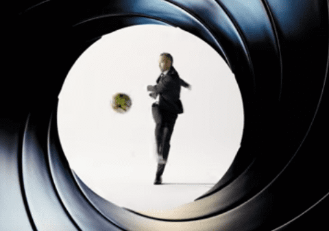 A făcut-o și pe asta! Andrés Iniesta, mijlocașul Barcelonei, a jucat pe postul lui James Bond