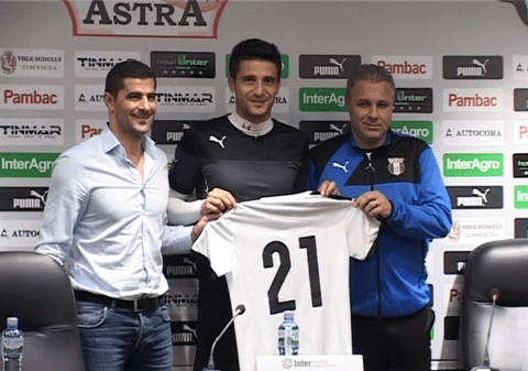 Din aberațiile fotbalului românesc: n-au bani, dar fac transferuri!