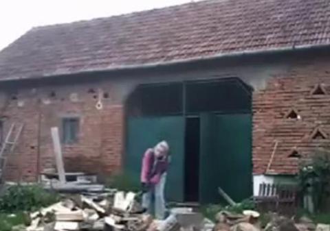 A uimit internetul! Ce face o tânără din România pentru mama ei