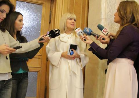 Elena Udrea se ia la ceartă cu fosta soție a lui Condrea