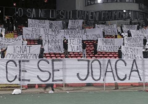 Fanii dinamovişti au afişat bannere cu numele victimelor tragediei din Colectiv, la începutul meciului de fotbal Dinamo - Viitorul / GALERIE FOTO
