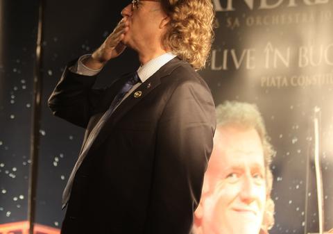 Sute de români s-au bulucit să dea mâna cu Andre Rieu