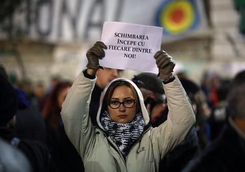 UPDATE | A patra zi de proteste. Oamenii au ieșit din nou în stradă - Alte mii de oameni la ”Marșul tăcerii” 