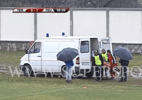 La albanezi, mai rău ca la români! Fotbaliștii riscă să moară cu zile pe teren!