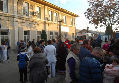 Zeci de persoane evacuate din Spitalul de Pediatrie din Bacău