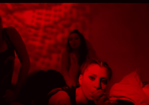 INTERZIS MINORILOR. CEL MAI INCITANT VIDEOCLIP AL ANULUI în România: fetele dansează LASCIV aproape GOALE, se SĂRUTĂ şi se PIPĂIE. SEEYA feat. GLORYA lansează "Bon Bon"