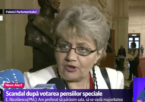 PENSII SPECIALE PENTRU PARLAMENTARI. Senatoarea Cristiana Anghel, SCANDAL CU JURNALIŞTII: "Eu nu am contract de muncă cât sunt în Parlament, cine are 3-4 mandate" | VIDEO