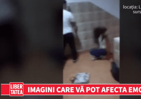 SCENE ŞOCANTE la un liceu din Capitală. Două eleve s-au luat la BĂTAIE, iar una dintre ele A CĂZUT PE SCĂRI | VIDEO