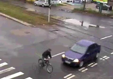 ATENȚIE, IMAGINI ȘOCANTE! Momentul în care un biciclist e spulberat de o maşină! VIDEO