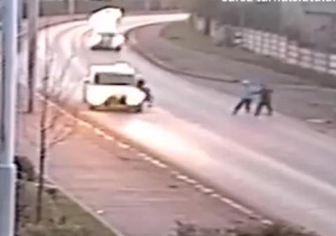 VIDEO ŞOCANT!Copil lovit de o maşină în timp ce încerca să fugă de o haită de câini