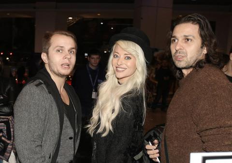 Delia, flancată de doi bărbați oriunde ar merge | VIDEO