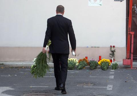 Klaus Iohannis a mers la Colectiv, la 40 de zile de la tragedie