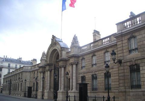 JAF ARMAT lângă Palatul Elysée, din Paris