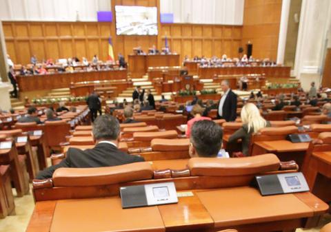 Parlamentarii au întrerupt dezbaterile pe buget dintr-un motiv incredibil: au primit cu colindul