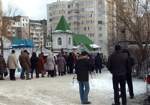 Cu adevărat minune! Apa sfințită curge direct de la robinet!