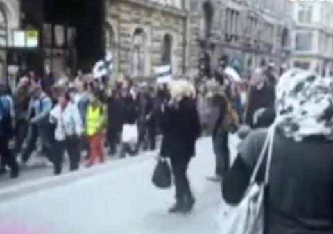 Noi acuzații de agresiune sexuale! Femei hărţuite de imigranţi în Finlanda și Elveția! Extrema dreaptă a reacţionat dur! VIDEO