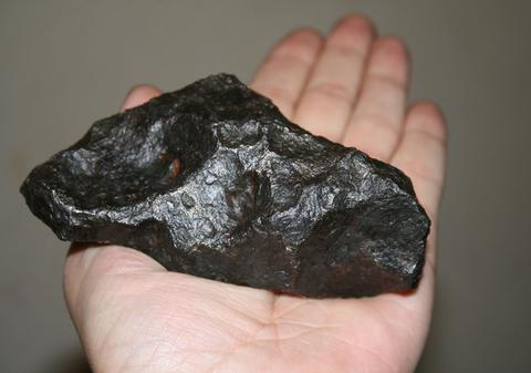 Un meteorit mai vechi decât Sistemul Solar a lovit Pământul. Oamenii de știință au pus mâna pe el