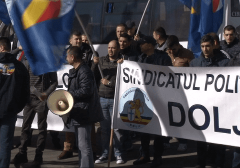 Miting în faţa IPJ Braşov | Polițiștii au scandat ”Şi eu sunt Godină”