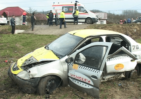 ACCIDENT CUMPLIT! Bebeluș proiectat prin geamul maşinii!