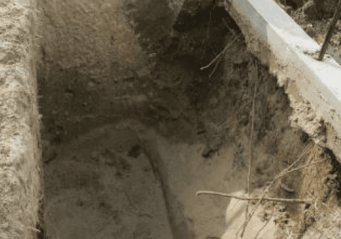 EXCLUSIV / ”Trei zile am săpat la groapa fiului meu!”. Bătrâna care și-a îngropat băiatul mort în curtea casei face dezvăluiri cutremurătoare