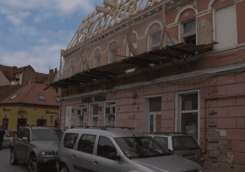 Doi răniți la Brașov, după ce o bucată dintr-o clădire s-a prăbușit peste trecători