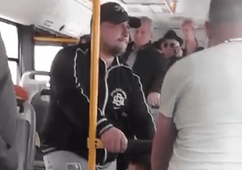 Tânărul snopit în bătaie într-un autobuz, pentru că ar fi furat un telefon, E NEVINOVAT. Ce riscă agresorii