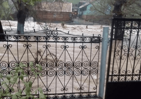 Inundațiile au făcut prăpăd. Cursurile au fost suspendate la o școală din Prahova