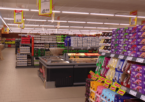 Cursuri de vânzătoare și baby-sitter pentru femeile bătute de soți