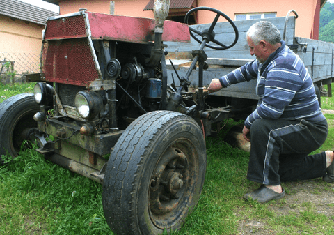 Doctorul tractoarelor! Un maramureșean a repus pe roți zeci de utilaje agricole dezafectate