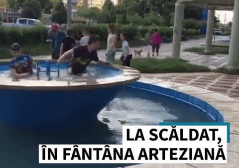 VIDEO | Măsuri anticaniculă! Doi puști din Galați se scaldă în fântâna arteziană