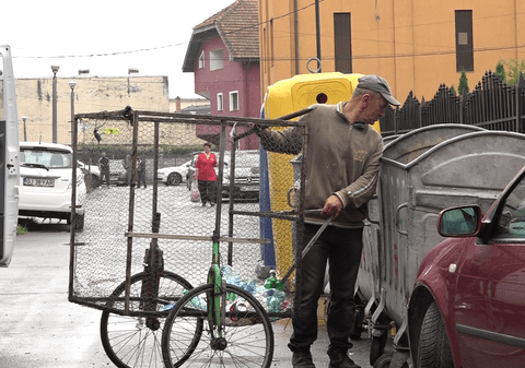 Bebeluș mort, aruncat la ghenă! Cel care l-a găsit a salvat o fetiță abandonată la gunoi, în 2010