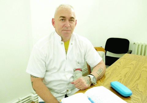 La 50 de ani, o ia de la capăt! Cel mai în vârstă elev de la școala de asistenți medicali din Iași este șeful clasei