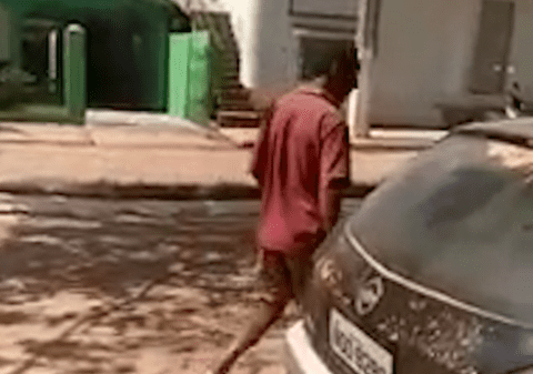 Incredibil! Un bărbat a fost surprins în timp ce făcea sex cu o...mașină| IMAGINI ȘOCANTE