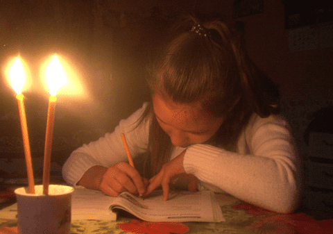 Lecție de ambiție! Este cea mai bună din școală, deși își face temele la lumina lumânării