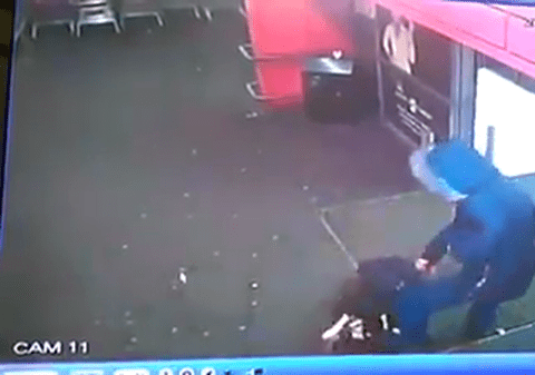 Ce antecedente are bărbatul care și-a asmuțit câinele pitbull pe o pisică