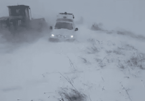 Galaţi: Trei ambulanţe care se duceau spre cazuri medicale, sprijinite de forţe ISU şi de drumari