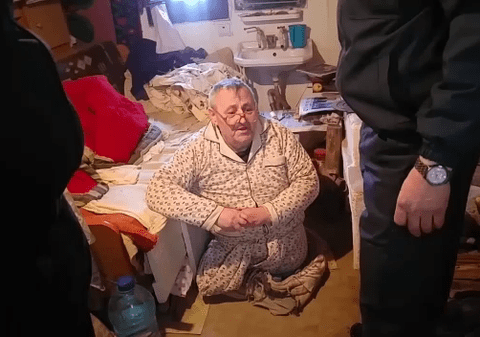 EXCLUSIV / Supraviețuitorul din cătunul îngropat în nămeți. Nea Ion nu are picioare și trăiește singur într-o gospodărie dintr-o localitate complet izolată
