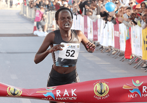 Kenyana Peres Jepchirchir a doborât recordul mondial la semimaraton și a primit 100.000 dolari