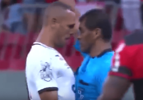 Arbitrul care trişează! Faza ce a pus pe jar Brazilia, cu "centralul" unui meci în rol principal / VIDEO