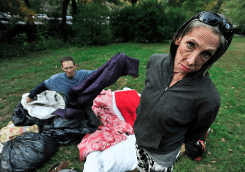 O femeie doarme în parc, după ce a trăit într-o casă de 10 milioane de dolari, cu menajeră şi valet
