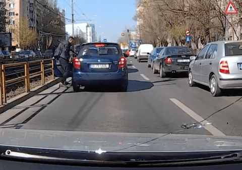 Bătaie în traficul din București. Șofer luat la pumni după o șicanare periculoasă – VIDEO
