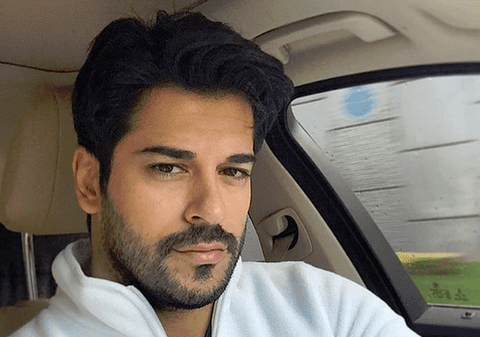 Uite cum arăta actorul BURAK OZCIVIT când era adolescent! Această poza RARĂ cu el, la bustul gol le-a înnebunit pe fane!